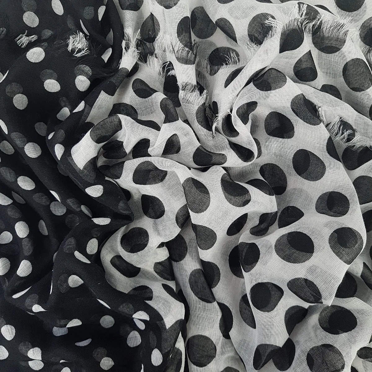 Bufanda Isaac Mizrahi Polka Dot Negro Con Pepas Blancas Icl4921P01